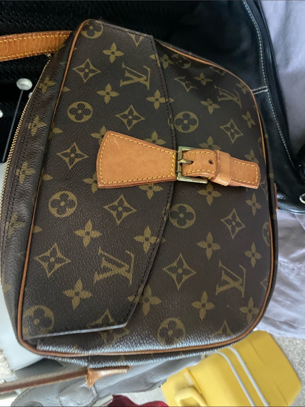 Louis Vuitton Monogram Crossbody Shoulder Bag in Brown with Tan Trim
Jeune fille - Picture 5 of 16